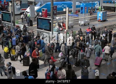Mailand, Italien. April 2025. Mailand, Exodus, Menschenmenge, die zu Osterferien am Hauptbahnhof abreist Credit: Independent Photo Agency/Alamy Live News Stockfoto