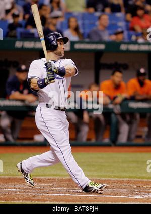 13. Juli 2013: Tampa, FL, USA – Luke Scott, der Tampa Bay Rays, sieht, wie sein Zweilauf am 13. Juli 2013 gegen die Houston Astros im Tropicana Field in Tampa, Florida, in die richtigen Plätze fliegt. Die Roys haben gewonnen, 4:3. (Kreditbild: © Austin Anthony/MCT/ZUMAPRESS.com) Stockfoto
