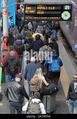 Mailand, Italien. April 2025. Mailand, Exodus, Menschenmenge, die zu Osterferien am Hauptbahnhof abreist Credit: Independent Photo Agency/Alamy Live News Stockfoto