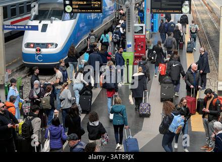 Mailand, Italien. April 2025. Mailand, Exodus, Menschenmenge, die zu Osterferien am Hauptbahnhof abreist Credit: Independent Photo Agency/Alamy Live News Stockfoto