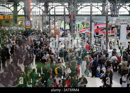 Mailand, Italien. April 2025. Mailand, Exodus, Menschenmenge, die zu Osterferien am Hauptbahnhof abreist Credit: Independent Photo Agency/Alamy Live News Stockfoto