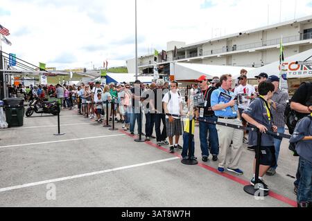 September 2013 - Austin, Texas, USA S – Fans stehen beim American Le Mans Race auf der Rennstrecke Circuit of the Americas in Austin, Texas, für Autogramme ihrer Lieblingsfahrer an. (Bild: © Dan Wozniak/ZUMAPRESS.com) Stockfoto