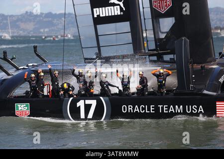 25. September 2013 - San Francisco, Kalifornien, USA - Mitglieder von Oracle Team USA winken der Menge zu und feiern ihren Sieg des Teams Neuseeland im Rennen 19 des America's Cup. Oracle beendete sein unwahrscheinliches und historisches Comeback, indem er das emirates Team New Zealand im letzten Rennen des America's Cup 2013 besiegte. (Bild: © Nick Otto/ZUMA Wire/ZUMAPRESS.com) Stockfoto