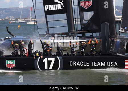 25. September 2013 - San Francisco, Kalifornien, USA - Mitglieder von Oracle Team USA winken der Menge zu und feiern ihren Sieg des Teams Neuseeland im Rennen 19 des America's Cup. Oracle beendete sein unwahrscheinliches und historisches Comeback, indem er das emirates Team New Zealand im letzten Rennen des America's Cup 2013 besiegte. (Bild: © Nick Otto/ZUMA Wire/ZUMAPRESS.com) Stockfoto