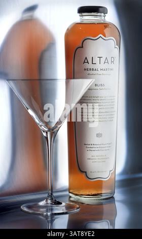 29. April 2013 – Chicago, IL, USA – der Altar Herbal Martinis ist ein Aufguss, der aus Früchten, Gemüse, Tees, Gewürzen und Kräutern besteht. Diese „Kräuter-Martinis“ sind alkoholfrei und werden „kuratiert“, um allein oder mit Spirituosen zu schlürfen. (Kreditbild: © Bill Hogan/MCT/ZUMAPRESS.com) Stockfoto