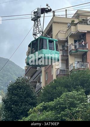 Handout-Bild mit freundlicher Genehmigung von Megan Pacey von einer hängenden Seilbahn am Fuße des Hügels bei Castellemara di Stabia in Italien. Zwei britische Touristen und ein israelischer Staatsangehöriger waren unter vier Menschen, die am Donnerstag bei einem Seilbahnunfall in Monte Faito in Castellammare di Stabia ums Leben kamen. Bilddatum: Freitag, 18. April 2025. Stockfoto