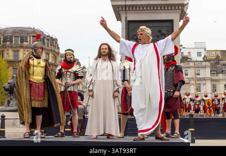 London, Großbritannien. April 2025. Die Passion Jesu, des Königs der Juden, von den Wintershall-Spielern mit Peter Bergin als Jesus an diesem Karfreitag. Diese dramatische Performance zeigt die letzten Stunden von Jesu Leben, von seiner Verhaftung und Prüfung bis zu seiner Kreuzigung und Auferstehung. Das Stück zeigt eine talentierte Besetzung von Schauspielern, lebenden Tieren und atemberaubenden historischen Kostümen vor dem Hintergrund eines der berühmtesten Wahrzeichen der Welt am Trafalgar Square. Quelle: Karl Black/Alamy Live News Stockfoto