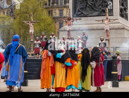 London, Großbritannien. April 2025. Die Passion Jesu, des Königs der Juden, von den Wintershall-Spielern mit Peter Bergin als Jesus an diesem Karfreitag. Diese dramatische Performance zeigt die letzten Stunden von Jesu Leben, von seiner Verhaftung und Prüfung bis zu seiner Kreuzigung und Auferstehung. Das Stück zeigt eine talentierte Besetzung von Schauspielern, lebenden Tieren und atemberaubenden historischen Kostümen vor dem Hintergrund eines der berühmtesten Wahrzeichen der Welt am Trafalgar Square. Quelle: Karl Black/Alamy Live News Stockfoto