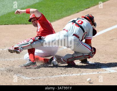 26. Mai 2013 – Washington, DC, USA – der dritte Baseman Ryan Zimmerman (11) der Philadelphia Phillies-Fänger Humberto Quintero (12) kann im siebten Inning im Nationals Park in Washington, D.C. am Sonntag, den 26. Mai 2013 einen Wurf auf ein Kraftspiel auf die Platte nicht kontrollieren. Die Nationals besiegten die Phillies mit 6:1. (Kreditbild: © Chuck Myers/MCT/ZUMAPRESS.com) Stockfoto