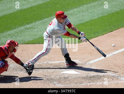 26. Mai 2013 – Washington, DC, USA – der Philadelphia Phillies-Catcher Humberto Quintero (12) lässt während des achten Inning gegen die Washington Nationals Park in Washington, D.C. am Sonntag, den 26. Mai 2013 eine Single ins Zentrum. (Kreditbild: © Chuck Myers/MCT/ZUMAPRESS.com) Stockfoto