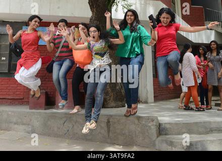 NEW DELHI, INDIEN - 27. MAI: Die Schüler feiern ihren Erfolg in der 12. CBSE-Klasse am Montag in ihrer Schule in Neu-Delhi. (Kreditbild: © India Today/ZUMAPRESS.com) Stockfoto