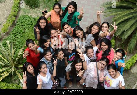 NEW DELHI, INDIEN - 27. MAI: Die Schüler feiern ihren Erfolg in der 12. CBSE-Klasse am Montag in ihrer Schule in Neu-Delhi. (Kreditbild: © India Today/ZUMAPRESS.com) Stockfoto