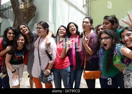 NEW DELHI, INDIEN - 27. MAI: Die Schüler feiern ihren Erfolg in der 12. CBSE-Klasse am Montag in ihrer Schule in Neu-Delhi. (Kreditbild: © India Today/ZUMAPRESS.com) Stockfoto