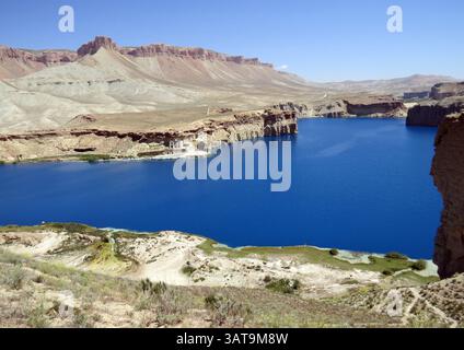 10. Juli 2013 – Band-E Amir National Park, AFG – Band-e Haibat ist der See, der im Band-e Amir National Park am meisten genutzt wird. Am fernen Ufer befinden sich der Schrein von Hazrat Ali und die Schwanenboote. (Kreditbild: © Jay Price/MCT/ZUMAPRESS.com) Stockfoto