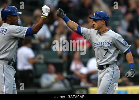 26. Juli 2013 – Chicago, IL, USA – David Lough der Kansas City Royals (7) wird von Teamkollege Alcides Escobar nach seinem Solo-Heimlauf im dritten Inning gegen die Chicago White Sox im U.S. Cellular Field in Chicago, Illinois, am Freitag, den 26. Juli 2013 gratuliert. (Kreditbild: © Chris Sweda/MCT/ZUMAPRESS.com) Stockfoto