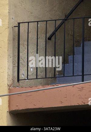 27. Juli 2013 - Hialeah, FL, USA - auf der Treppe im vierten Stock der Todel Apartments in Hialeah, Florida, sind Schusslöcher sichtbar, nachdem SWAT-Offiziere den bewaffneten Verdächtigen getötet hatten, nachdem er am frühen Samstag, 27. Juli 2013, sechs Menschen in der Apartmentanlage getötet hatte. (Kreditbild: © Marsha Halper/MCT/ZUMAPRESS.com) Stockfoto