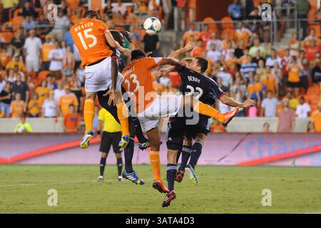 Juli 2013: Houston, Texas, USA S - Eine Gruppe von Spielern, zu der Houston Dynamo Forward Cam Weaver (15), Houston Dynamo Mittelfeldspieler Giles Barnes (23) und Chicago Fire Defender Austin Berry (22) gehören, die alle in einem MLS-Spiel zwischen dem Houston Dynamo und dem Chicago Fire im BBVA Compass Stadium in Houston, Texas, am 27. Juli 2013 um den Ball kämpfen. Das Spiel endete mit einem Unentschieden von 1-1. (Bild: © Trask Smith/ZUMAPRESS.com) Stockfoto
