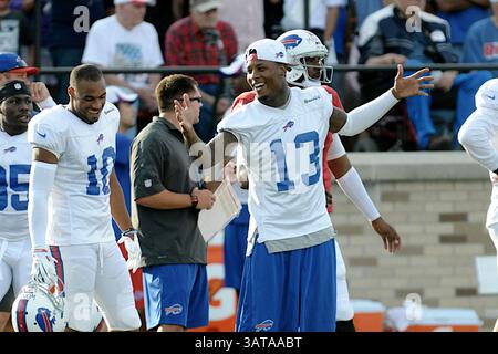 August 2013 - Rochester, New York, USA S - Buffalo Bills Wide Receiver STEVIE JOHNSON (13) Clowns mit Buffalo Bills Wide Receiver ROBERT WOODS (10) während des Trainingslagers am Montagabend im St. John Fisher College in Rochester, New York (Credit Image: © Michael Johnson/ZUMAPRESS.com) Stockfoto
