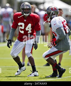 10. August 2013 - Tampa, FL, USA - Tampa Bay Buccaneers Cornerback Darrelle Revis (24) deckt den Wide Receiver Kevin Ogletree (85) während des Buccaneers Trainingslagers am One Buc Place in Tampa, Florida, Samstag, 10. August 2013. (Bild: © Daniel Wallace/MCT/ZUMAPRESS.com) Stockfoto