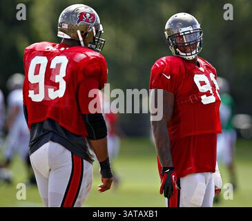 10. August 2013 - Tampa, FL, USA - Tampa Bay Buccaneers Defensive Tackle Gerald McCoy (93) und Defensive End da'Quan Bowers (91) führen Übungen während des Buccaneers Trainingscamps am One Buc Place in Tampa, Florida, am Samstag, 10. August 2013 durch. (Bild: © Daniel Wallace/MCT/ZUMAPRESS.com) Stockfoto
