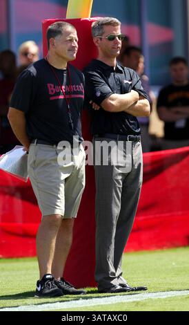 10. August 2013 - Tampa, FL, USA - Tampa Bay Buccaneers Cheftrainer Greg Schiano steht mit General Manager Mark Dominik während des Buccaneers Trainingscamps am One Buc Place in Tampa, Florida, Samstag, 10. August 2013. (Bild: © Daniel Wallace/MCT/ZUMAPRESS.com) Stockfoto