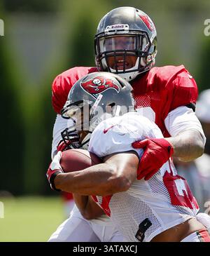 10. August 2013 - Tampa, FL, USA - Tampa Bay Buccaneers Linebacker Mason Foster (59) schließt den Running Back Doug Martin (22) ab, nachdem er am Samstag, 10. August 2013 einen Pass im Buccaneers Trainingscamp in One Buc Place in Tampa, Florida, geholt hat. (Bild: © Daniel Wallace/MCT/ZUMAPRESS.com) Stockfoto
