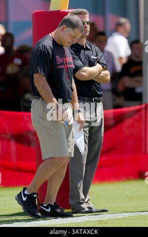10. August 2013 - Tampa, FL, USA - Tampa Bay Buccaneers Head Coach Greg Schiano senkt seinen Kopf nach einem unvollständigen Pass, während er mit General Manager Mark Dominik während des Buccaneers Trainingslagers an One Buc Place in Tampa, Florida, am Samstag, 10. August 2013 steht. (Bild: © Daniel Wallace/MCT/ZUMAPRESS.com) Stockfoto