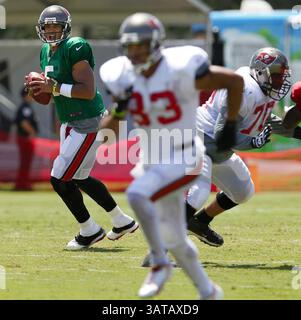 10. August 2013 - Tampa, FL, USA - Tampa Bay Buccaneers Quarterback Josh Freeman (5) blickt auf den Wide Receiver Vincent Jackson (83) unter Schutz vor Offensive Tackle Donald Penn (70) während des Buccaneers Trainingslagers am One Buc Place in Tampa, Florida, Samstag, 10. August 2013. (Bild: © Daniel Wallace/MCT/ZUMAPRESS.com) Stockfoto
