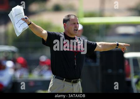10. August 2013 - Tampa, FL, USA - Tampa Bay Buccaneers Cheftrainer Greg Schiano leitet das Team während zweiminütiger Übungen im Trainingslager der Buccaneers an einem Buc Place in Tampa, Florida, am Samstag, 10. August 2013. (Bild: © Daniel Wallace/MCT/ZUMAPRESS.com) Stockfoto