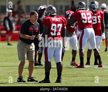 10. August 2013 - Tampa, FL, USA - Tampa Bay Buccaneers Cheftrainer Greg Schiano berät den Defensive Tackle Akeem Spence (97) während des Trainingslagers von Buccaneers in One Buc Place in Tampa, Florida, Samstag, 10. August 2013. (Bild: © Daniel Wallace/MCT/ZUMAPRESS.com) Stockfoto