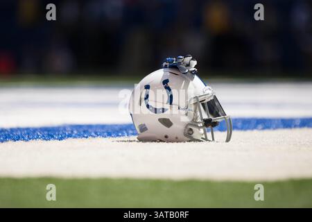 11. August 2013 - Indianapolis, IN, Vereinigte Staaten von Amerika - 11. August 2013: Ein Helm eines Indianapolis Colts Spieler auf dem Feld vor dem Spiel zwischen den Buffalo Bills und den Indianapolis Colts im Lucas Oil Stadium in Indianapolis, IN(Credit Image: © Aaron Doster/Cal Sport Media/Cal Sport Media/Cal Sport Media/ZUMAPRESS.com) Stockfoto