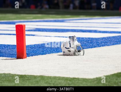 11. August 2013 - Indianapolis, IN, Vereinigte Staaten von Amerika - 11. August 2013: Ein Indianapolis Colts Helm auf dem Feld vor dem Spiel zwischen den Buffalo Bills und den Indianapolis Colts im Lucas Oil Stadium in Indianapolis, IN(Credit Image: © Aaron Doster/Cal Sport Media/Cal Sport Media/Cal Sport Media/ZUMAPRESS.com) Stockfoto