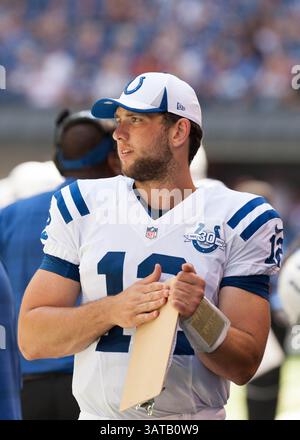 11. August 2013: Indianapolis, IN, Vereinigte Staaten von Amerika - 11. August 2013: Indianapolis Colts Quarterback Andrew Luck (12) während des Spiels zwischen den Buffalo Bills und den Indianapolis Colts im Lucas Oil Stadium in Indianapolis. Die Buffalo Bills besiegten die Indianapolis Colts 44-20. (Bild: © Aaron Doster/Cal Sport Media/Cal Sport Media/ZUMAPRESS.com) Stockfoto