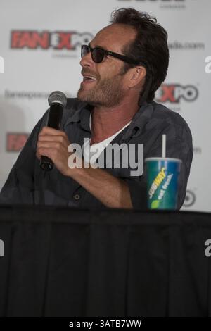 August 2013 - Toronto, Ontario, Kanada - TORONTO - 23. AUGUST 2013 - die 90210 Stars von Beverly Hills Luke Perry und Jason Priestly treffen sich auf der Fan Expo in einer von Ron Weston veranstalteten Sonderschau wieder (Credit Image: © Baden Roth/ZUMAPRESS.com) Stockfoto