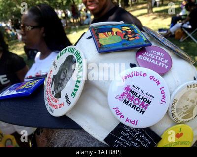 24. August 2013 - Washington, DC, USA - Knöpfe zieren den Hut eines Marschers anlässlich des 50. Jahrestages des Marsches auf Washington, D.C., 24. August 2013. (Kreditbild: © Vera Bergengruen/MCT/ZUMAPRESS.com) Stockfoto