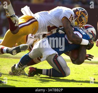 24. August 2013 - Landover, MD, USA - Washington Redskins Wide Receiver Dezmon Briscoe (19) bekämpft Buffalo Bills Wide Receiver Marquise Goodwin (88) während der ersten Hälfte eines NFL-Vorsaisonspiels im FedEx Field in Landover, Maryland, Samstag, 24. August 2013. (Kreditbild: © Mark Gail/MCT/ZUMAPRESS.com) Stockfoto