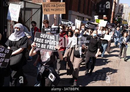 New York, USA. April 2025. Studenten, Pädagogen und Unterstützer marschierten und kämpften gegen Verhaftungen und Deportationen von Immigranten sowie gegen andere Bedrohungen der akademischen Freiheit in der Hochschulbildung. Quelle: M. Stan Reaves/Alamy Live News Stockfoto