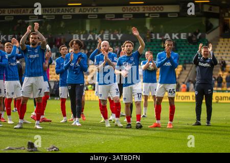 Die Spieler von Portsmouth feiern ihren Sieg nach dem Sky Bet Championship-Spiel zwischen Norwich City und Portsmouth in der Carrow Road, Norwich am Freitag, den 18. April 2025. (Foto: David Watts | MI Newsz Credit: MI News & Sport /Alamy Live News Stockfoto