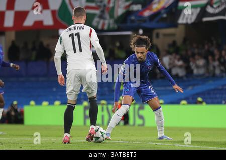 London, Großbritannien. April 2025. London, England, 17. April 2025: Malo Gusto aus Chelsea verteidigt Kacper Chodyna aus Legia Warszawa während des UEFA Conference League-Spiels zwischen Chelsea und Legia Warszawa an der Stamford Bridge in London, England (Alexander Canillas/SPP) Credit: SPP Sport Press Photo. /Alamy Live News Stockfoto