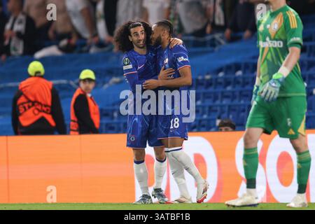 London, Großbritannien. April 2025. London, England, 17. April 2025: Marc Cucurella aus Chelsea feiert mit Christopher Nkunku aus Chelsea ein Tor, das später vom VAR während des UEFA Conference League-Spiels zwischen Chelsea und Legia Warszawa an der Stamford Bridge in London, England (Alexander Canillas/SPP) abgelehnt werden sollte. /Alamy Live News Stockfoto