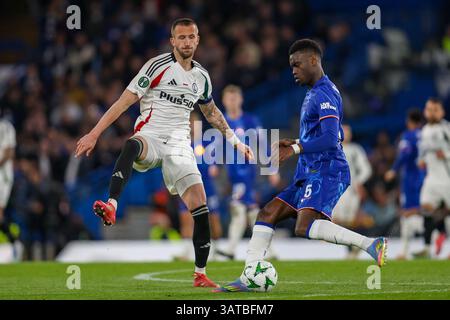 London, Großbritannien. April 2025. London, England, 17. April 2025: Benoit Badiashile aus Chelsea erhält Druck von Tomas Pekhart aus Legia Warszawa während des UEFA Conference League-Spiels zwischen Chelsea und Legia Warszawa an der Stamford Bridge in London (Alexander Canillas/SPP) Credit: SPP Sport Press Photo. /Alamy Live News Stockfoto