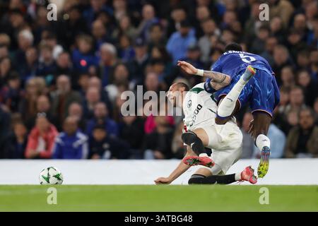 London, Großbritannien. April 2025. London, England, 17. April 2025: Tomas Pekhart aus Legia Warszawa wird von Benoit Badiashile aus Chelsea während des UEFA Conference League-Spiels zwischen Chelsea und Legia Warszawa an der Stamford Bridge in London, England (Alexander Canillas/SPP) angegriffen. /Alamy Live News Stockfoto