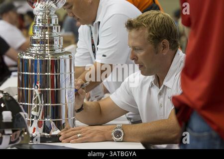 24. August 2013 – Toronto, Ontario, Kanada – NHL-Goalie MARTIN BRODEUR unterzeichnet einen Stanley Cup während der Fan Expo Canada 2013 im Metro Toronto Convention Centre. (Kreditbild: © Christopher Drost/SHIFT Digital/ZUMAPRESS.com) Stockfoto