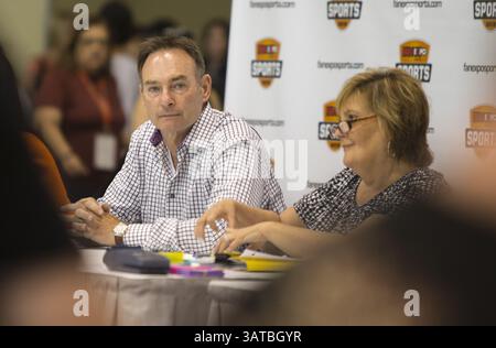 24. August 2013 – Toronto, Ontario, Kanada – PAUL MOLITOR unterzeichnet Autogramme in der neu geschaffenen Sports Zone der Fan Expo Canada 2013. Molitor ist ein ehemaliger US-amerikanischer Baseball, der als Hitter und Infield bezeichnet wurde. Während seiner 21-jährigen Baseballkarriere spielte er für die Milwaukee Brewers, Toronto Blue Jays und Minnesota Twins. (Kreditbild: © Christopher Drost/SHIFT Digital/ZUMAPRESS.com) Stockfoto