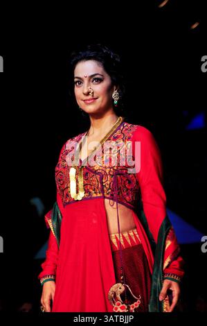 26. August 2013: Die Bollywood-Schauspielerin Juhi Chawla geht am 25. August 2013 auf der Lakme Fashion Week Winter/festlich 2013 in Mumbai, Indien, die Rampe für den Modedesigner Shruti Sancheti. Foto: Indian Photo Agency (Foto: © INPA/ZUMAPRESS.com) Stockfoto