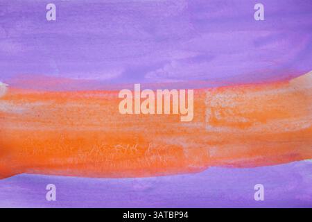 Heller und strukturierter Aquarellhintergrund in leuchtenden Orange- und Lila-Tönen mit weichen Pinselstrichen und dezenten Verläufen Stockfoto