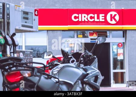 Nowy Tomysl, Polen - 17. April 2025: Circle K Tankstelle - Circle K ist eine kanadische und amerikanische Tankstellenkette. Stockfoto
