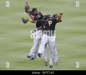 11. September 2013 - Arlington, Texas, USA - Pittsburgh Pirates Left Fielder STARLING MARTE, Left Fielder, Right Fielder MARLON BYRD, Right Fielder, und Center Fielder FELIX PIE, rechts hinten, feiern ihren Sieg über die Texas Rangers im Rangers Ballpark. Die Pirates siegten mit 7:5. (Abbildung: © Jim Cowsert/MCT/ZUMAPRESS.com) Stockfoto