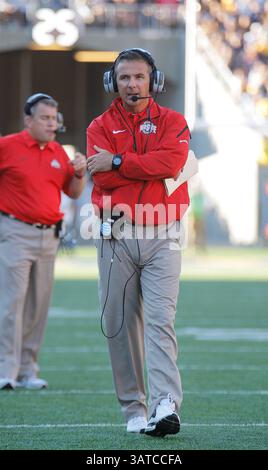 September 2013 - Berkeley, CA, USA - 14. September 2013 - Berkeley CA, USA - Ohio State Headcoach Urban Meyer geht auf dem Spielfeld während der Buckeyes Time Out beim NCAA Football-Spiel zwischen Ohio State Buckeyes und California Golden Bears im Memorial Stadium Berkeley Calif (Kreditbild: © Thurman James/Cal Sport Media/ZUMAPRESS.com) Stockfoto