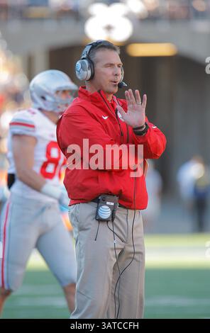 September 2013 - Berkeley, CA, USA - 14. September 2013 - Berkeley CA, USA - Ohio State Headcoach Urban Meyer spricht oben während des NCAA Football-Spiels zwischen Ohio State Buckeyes und California Golden Bears 52-34 Sieg im Memorial Stadium Berkeley Calif (Kreditbild: © Thurman James/Cal Sport Media/ZUMAPRESS.com) Stockfoto